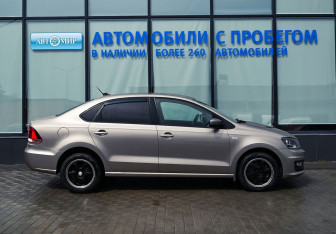 Подержанный автомобиль Volkswagen Polo Sedan 2017 года (17 фото)