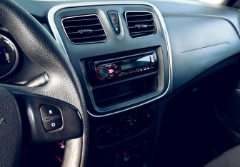 Подержанный автомобиль Renault Sandero 2017 года (11 фото)