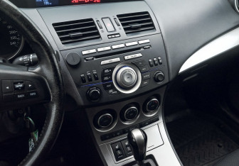 Подержанный автомобиль Mazda 3 Hatchback 2011 года (10 фото)