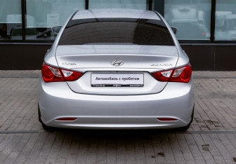 Подержанный автомобиль Hyundai Sonata 2011 года (4 фото)
