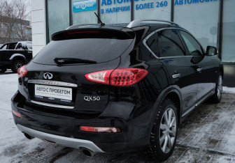 Подержанный автомобиль Infiniti QX50 2017 года (5 фото)