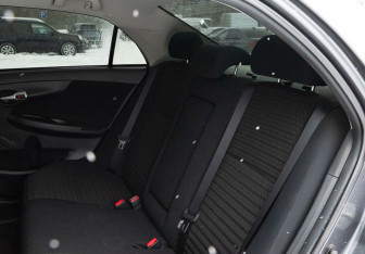 Подержанный автомобиль Toyota Corolla Sedan 2012 года (15 фото)