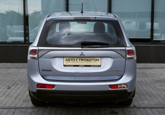 Подержанный автомобиль Mitsubishi Outlander 2013 года (4 фото)