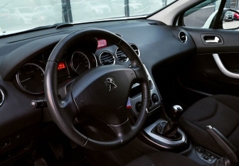 Подержанный автомобиль Peugeot 408 2013 года (13 фото)
