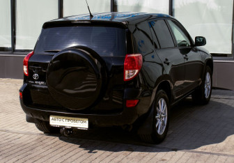 Подержанный автомобиль Toyota RAV4 2006 года (5 фото)
