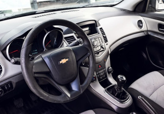 Подержанный автомобиль Chevrolet Cruze Hatchback 2012 года (13 фото)