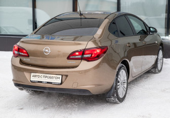 Подержанный автомобиль Opel Astra Sedan 2012 года (5 фото)