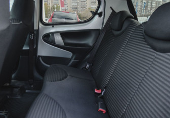 Подержанный автомобиль Peugeot 107 2012 года (13 фото)