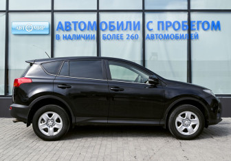 Подержанный автомобиль Toyota RAV4 2015 года (6 фото)