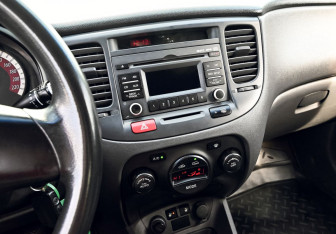 Подержанный автомобиль Kia Rio Sedan 2010 года (11 фото)