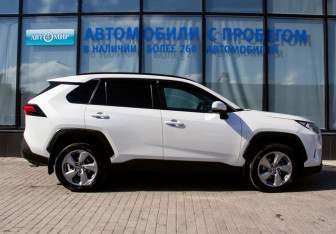 Подержанный автомобиль Toyota RAV4 2020 года (6 фото)