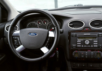 Подержанный автомобиль Ford Focus Hatchback 2006 года (11 фото)