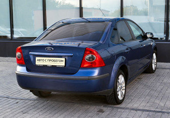 Подержанный автомобиль Ford Focus Sedan 2006 года (5 фото)