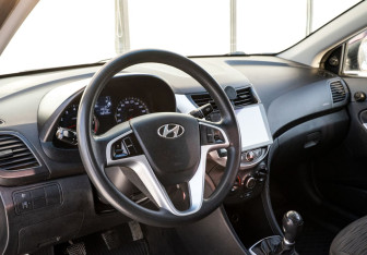 Подержанный автомобиль Hyundai Solaris Sedan 2015 года (10 фото)