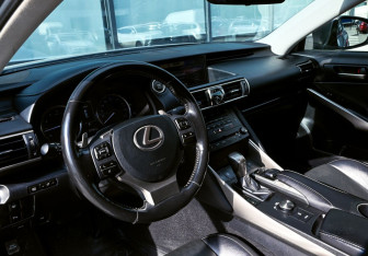 Подержанный автомобиль Lexus IS Sedan 2018 года (17 фото)