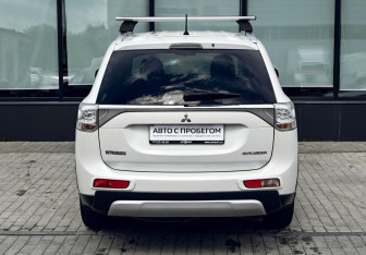 Подержанный автомобиль Mitsubishi Outlander 2014 года (4 фото)