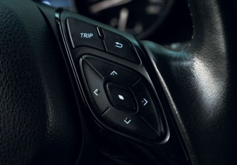 Подержанный автомобиль Toyota C-HR 2019 года (13 фото)
