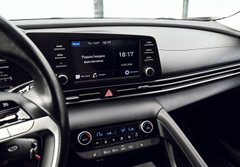 Подержанный автомобиль Hyundai Elantra Sedan 2021 года (10 фото)