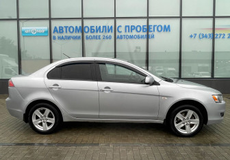 Подержанный автомобиль Mitsubishi Lancer Sedan 2010 года (6 фото)