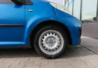 Подержанный автомобиль Peugeot 107 2009 года (19 фото)