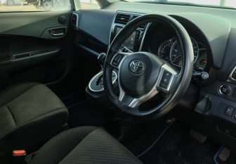 Подержанный автомобиль Toyota Ractis 2014 года (9 фото)