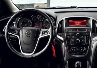 Подержанный автомобиль Opel Astra Hatchback 2012 года (20 фото)