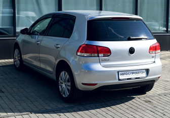 Подержанный автомобиль Volkswagen Golf Hatchback 2010 года (3 фото)