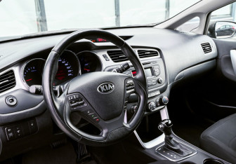 Подержанный автомобиль Kia Ceed Hatchback 2015 года (16 фото)