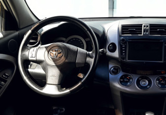 Подержанный автомобиль Toyota RAV4 2007 года (18 фото)