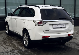 Подержанный автомобиль Mitsubishi Outlander 2012 года (3 фото)