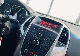 Подержанный автомобиль Opel Astra Hatchback 2011 года (13 фото)