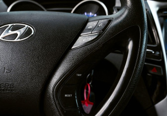 Подержанный автомобиль Hyundai Sonata 2010 года (13 фото)