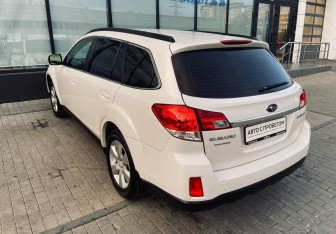 Подержанный автомобиль Subaru Outback Wagon 2011 года (3 фото)