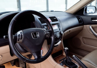 Подержанный автомобиль Honda Accord Sedan 2003 года (10 фото)