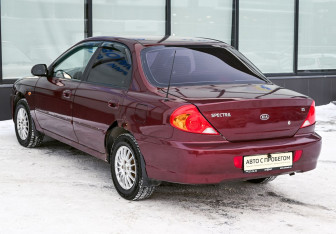 Подержанный автомобиль Kia Spectra Sedan 2006 года (3 фото)
