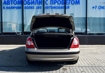 Подержанный автомобиль Hyundai Elantra Sedan 2005 года (18 фото)