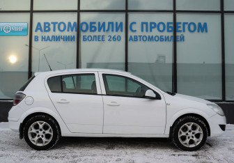 Подержанный автомобиль Opel Astra Hatchback 2012 года (6 фото)