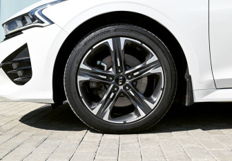 Подержанный автомобиль Kia K5 2021 года (21 фото)