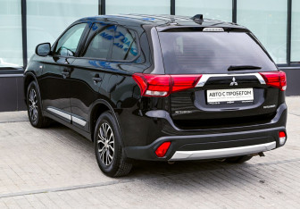 Подержанный автомобиль Mitsubishi Outlander 2018 года (3 фото)