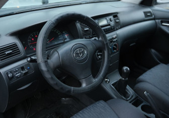 Подержанный автомобиль Toyota Corolla Sedan 2004 года (9 фото)