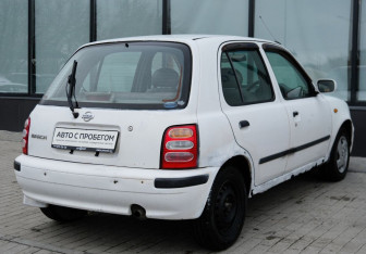 Подержанный автомобиль Nissan March Hatchback 2001 года (5 фото)
