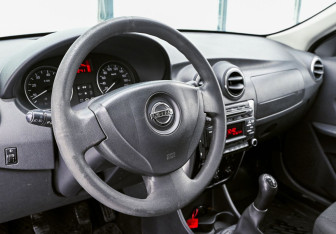 Подержанный автомобиль Nissan Almera Sedan 2016 года (10 фото)