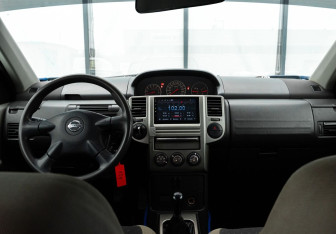 Подержанный автомобиль Nissan X-Trail 2005 года (11 фото)