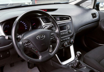 Подержанный автомобиль Kia Ceed Hatchback 2015 года (17 фото)