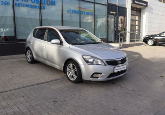 Подержанный автомобиль Kia Ceed Hatchback 2010 года (7 фото)