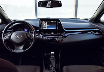 Подержанный автомобиль Toyota C-HR 2019 года (18 фото)