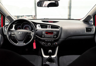 Подержанный автомобиль Kia Ceed Hatchback 2014 года (18 фото)
