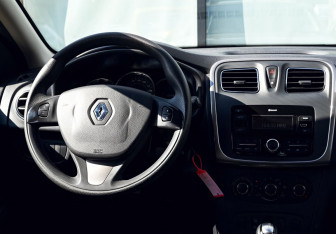 Подержанный автомобиль Renault Sandero 2017 года (19 фото)