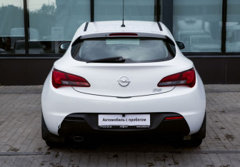 Подержанный автомобиль Opel Astra Sedan 2014 года (4 фото)