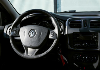 Подержанный автомобиль Renault Sandero 2015 года (20 фото)